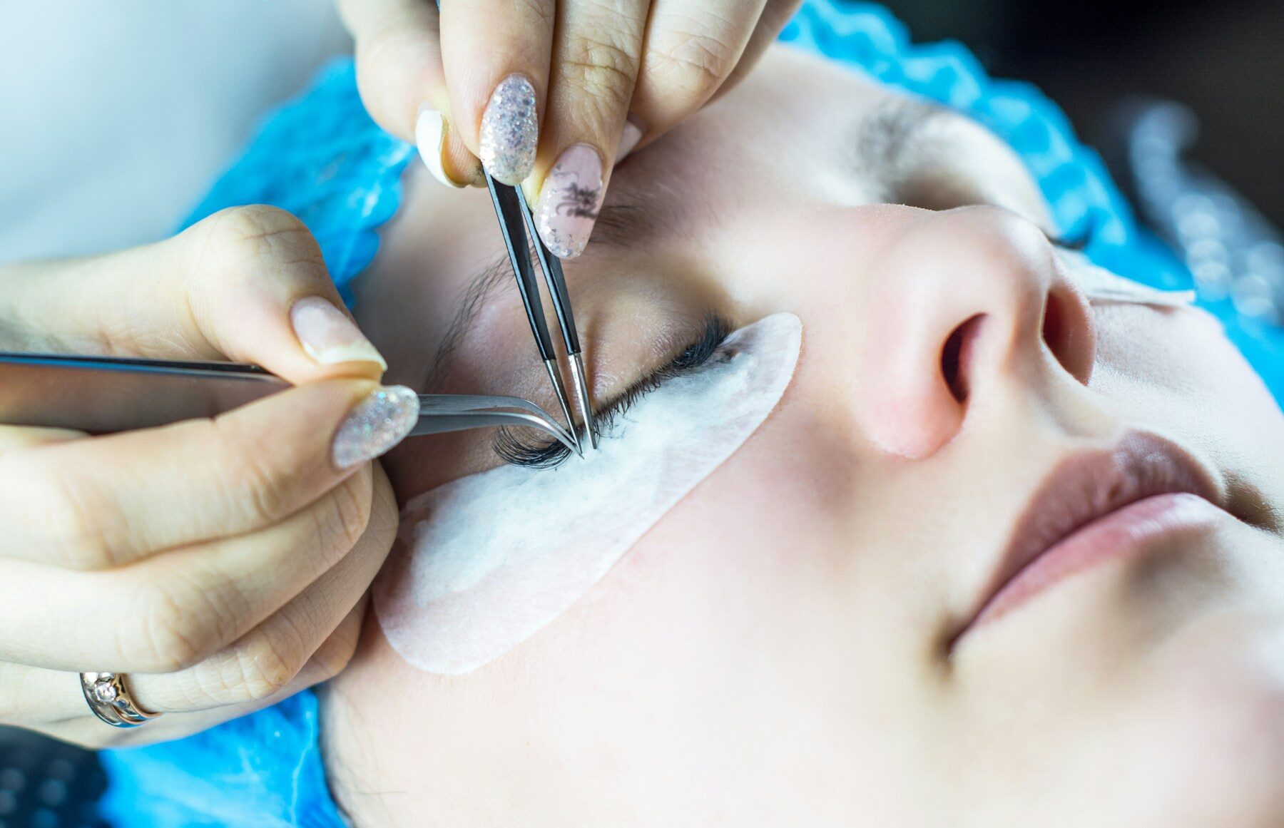 Pose d’extensions de cils à la pince