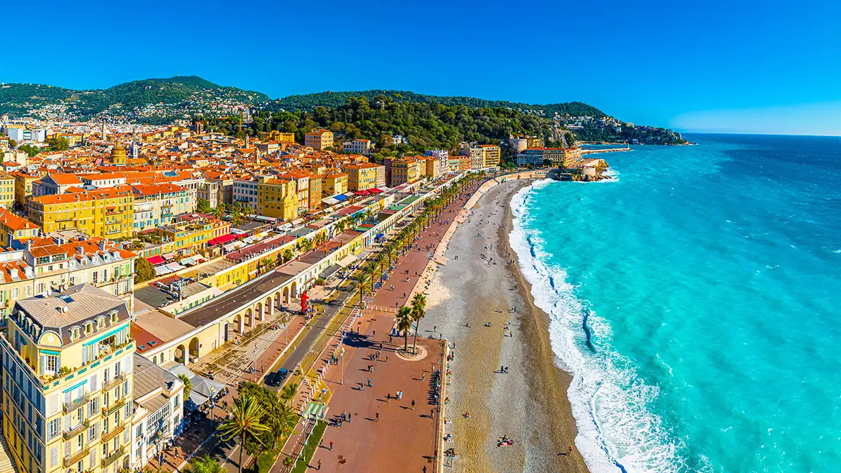 La Promenade des Anglais et la baie des Anges à Nice, zone d'intervention SEO d'enovSEO