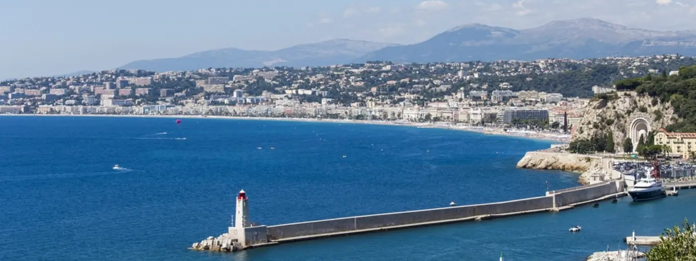 La baie de Nice et son phare, vus depuis les hauteurs de la Côte d'Azur